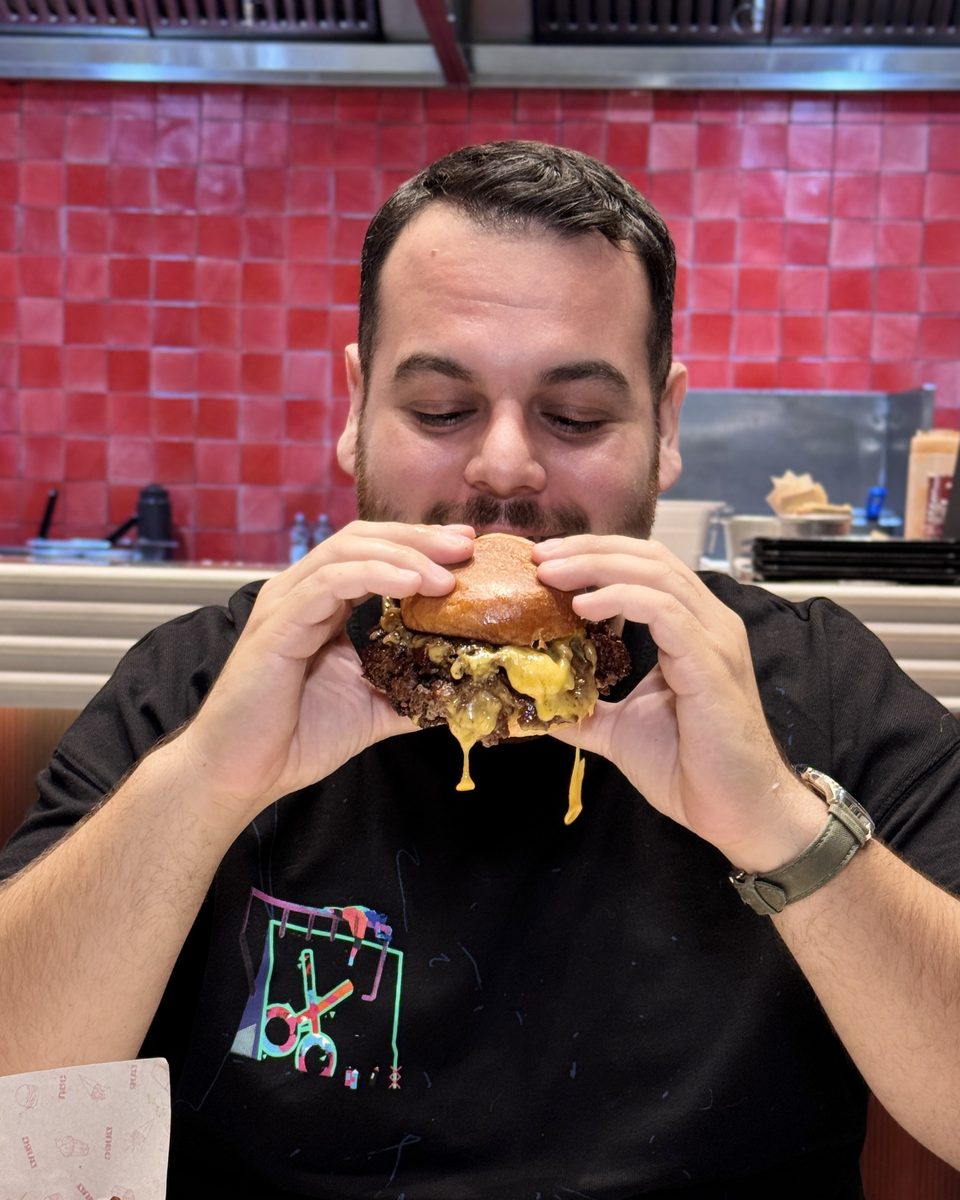 Oğulcan Demir İzmir'de bir burgerciden çekim yaparken